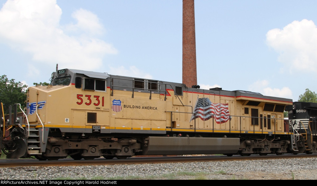 UP 5331 shows off its extremely faded paint